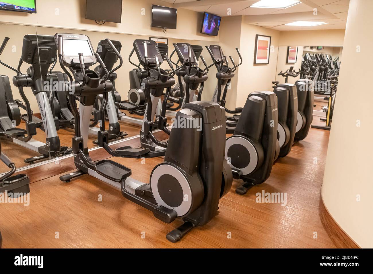 ORLANDO, USA, 24.. MAI 2022: Trainingsgeräte in einem Fitness-Studio Stockfoto