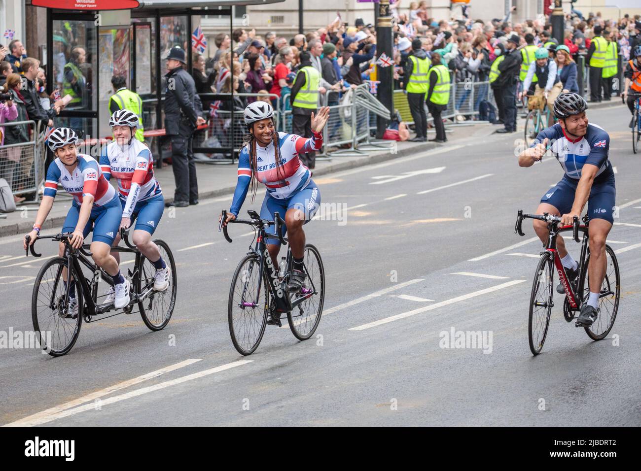 Platinum Jubilee Pageant, London, Großbritannien. 5.. Juni 2022. Team GB Cycling Team bei der Platinum Jubilee Pageant, wie es entlang Whitehall am vierten und letzten Tag der Königin Platinum Jubilee Feiern geht. Amanda Rose/Alamy Live News Stockfoto