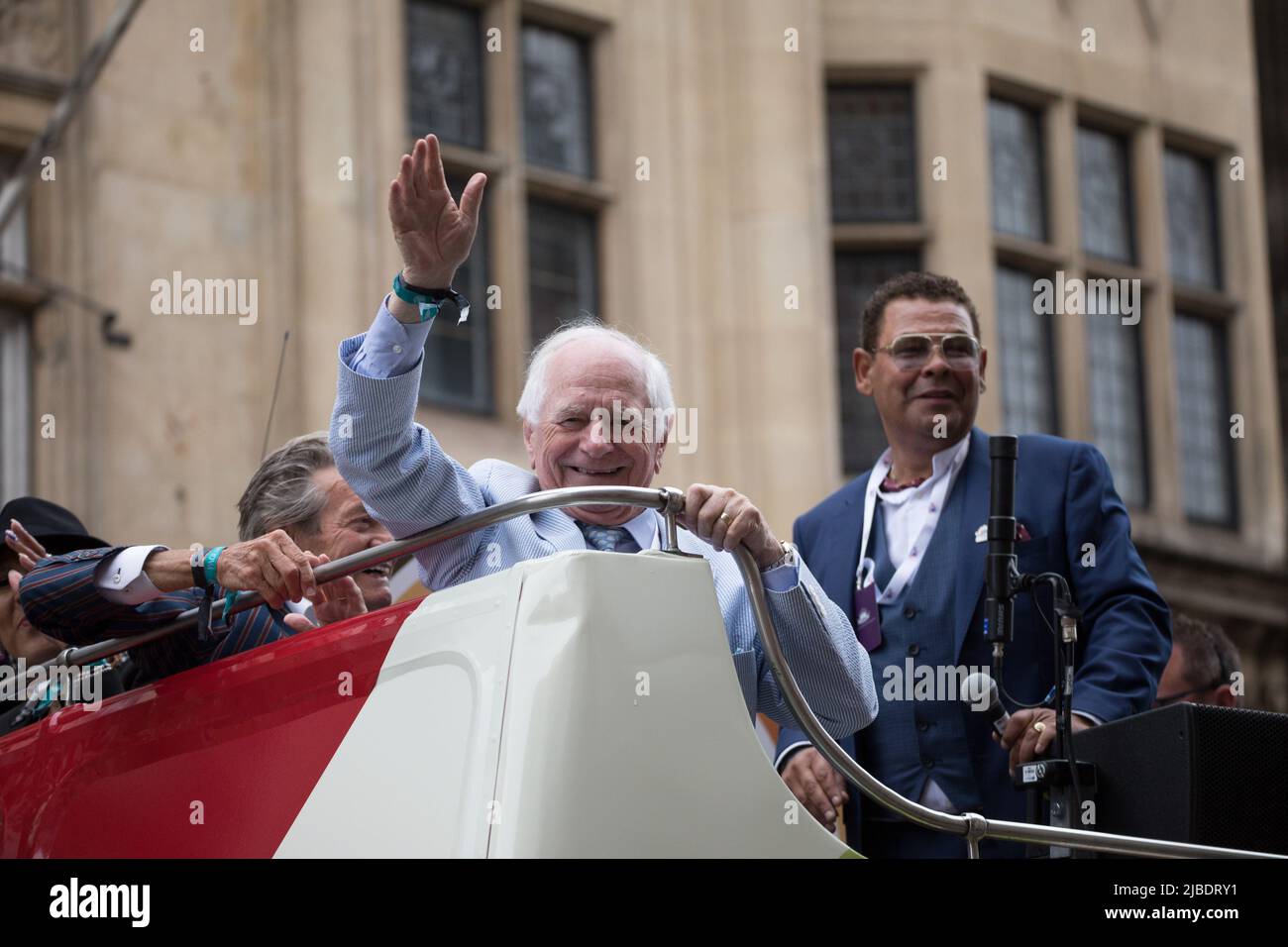 Platinum Jubilee Pageant, London, Großbritannien. 5.. Juni 2022. Johnny Ball und Craig Charles auf dem Oberdeck des Busses 1970s bei der Platinum Jubilee Pageant, während es entlang Whitehall am vierten und letzten Tag der Platinum Jubilee Feiern der Königin geht. Amanda Rose/Alamy Live News Stockfoto