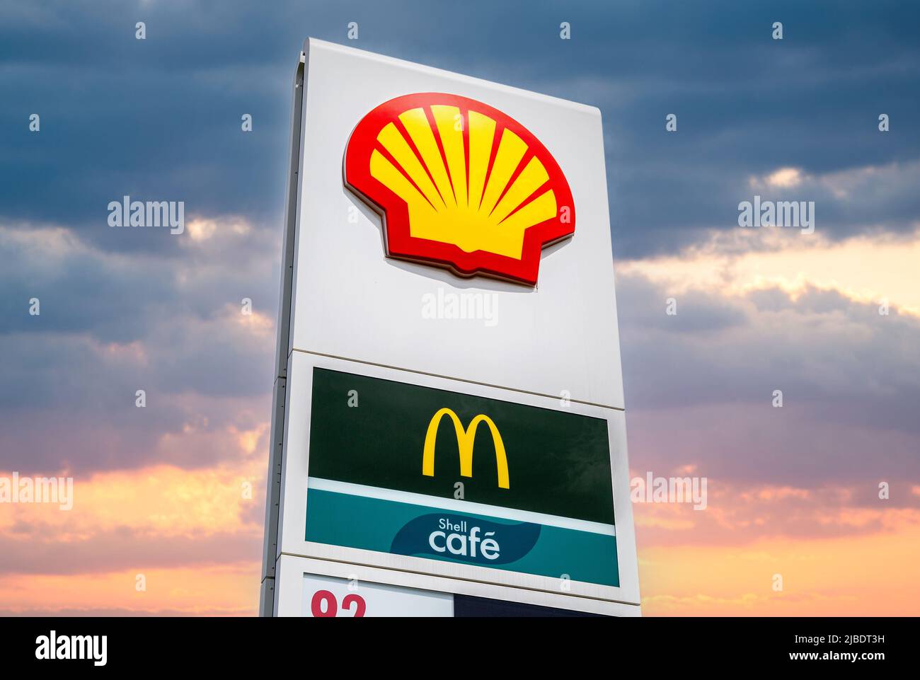 Samara, Russland - 5. Juni 2022: Schild mit dem Logo der Shell-Tankstelle gegen den Sonnenuntergang. Shell ist ein anglo-niederländisches multinationales Öl- und Gasunternehmen Stockfoto