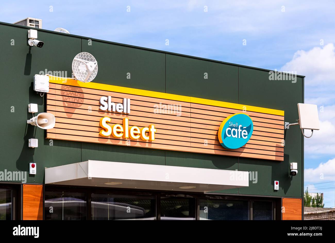 Samara, Russland - 5. Juni 2022: Eine Shell Select-Lagerhalle an der Shell-Tankstelle. Royal Dutch Shell ist ein anglo-niederländisches multinationales Öl- und Gasunternehmen Stockfoto