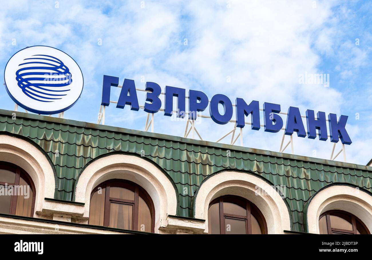 Samara, Russland - 4. Juni 2022: Schild mit dem Logo der Gazprombank gegen den blauen Himmel. Text auf russisch: Gazprombank Stockfoto