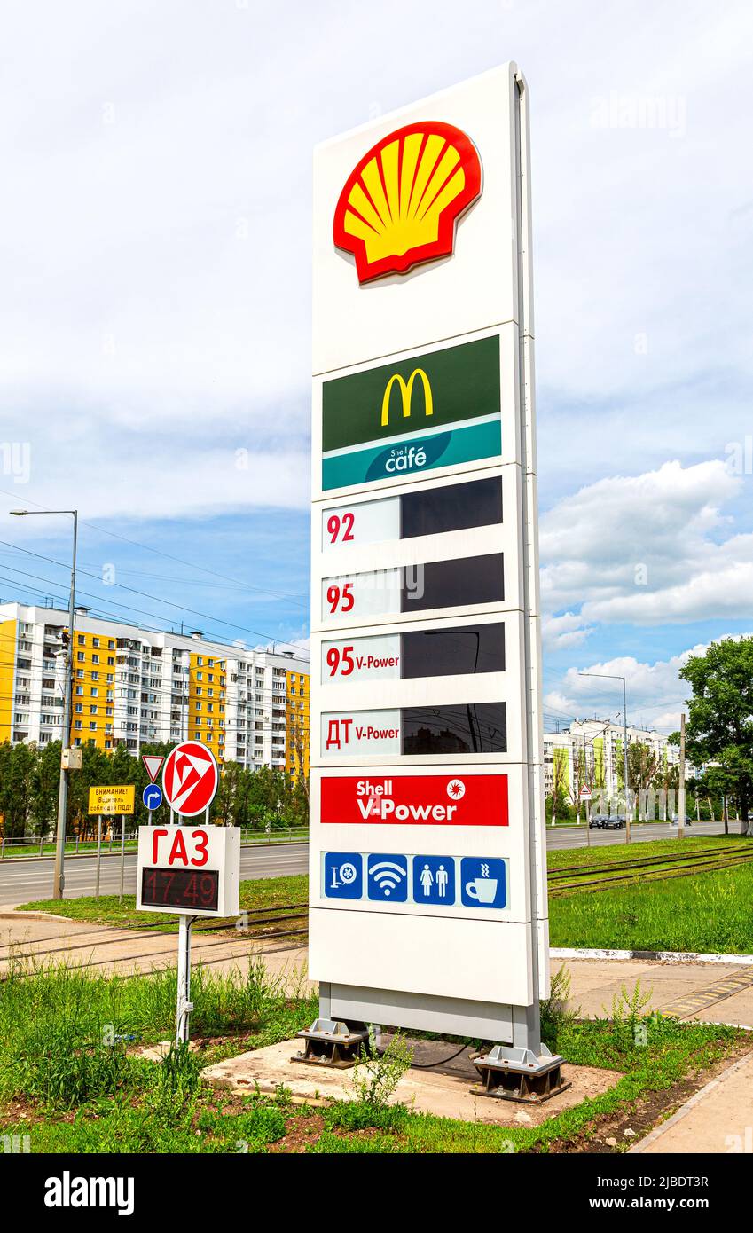 Samara, Russland - 5. Juni 2022: Hinweisschild, zeigt den Kraftstoffpreis auf der Shell-Tankstelle an. Shell ist ein anglo-niederländisches multinationales Öl- und Gasunternehmen Stockfoto