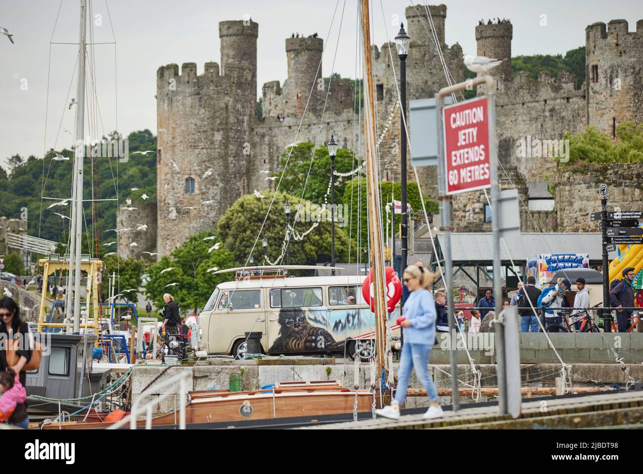 Conwy, Hafenhafen von North Wales, VW-Wohnmobil mit Star Wars Chewbacca Stockfoto