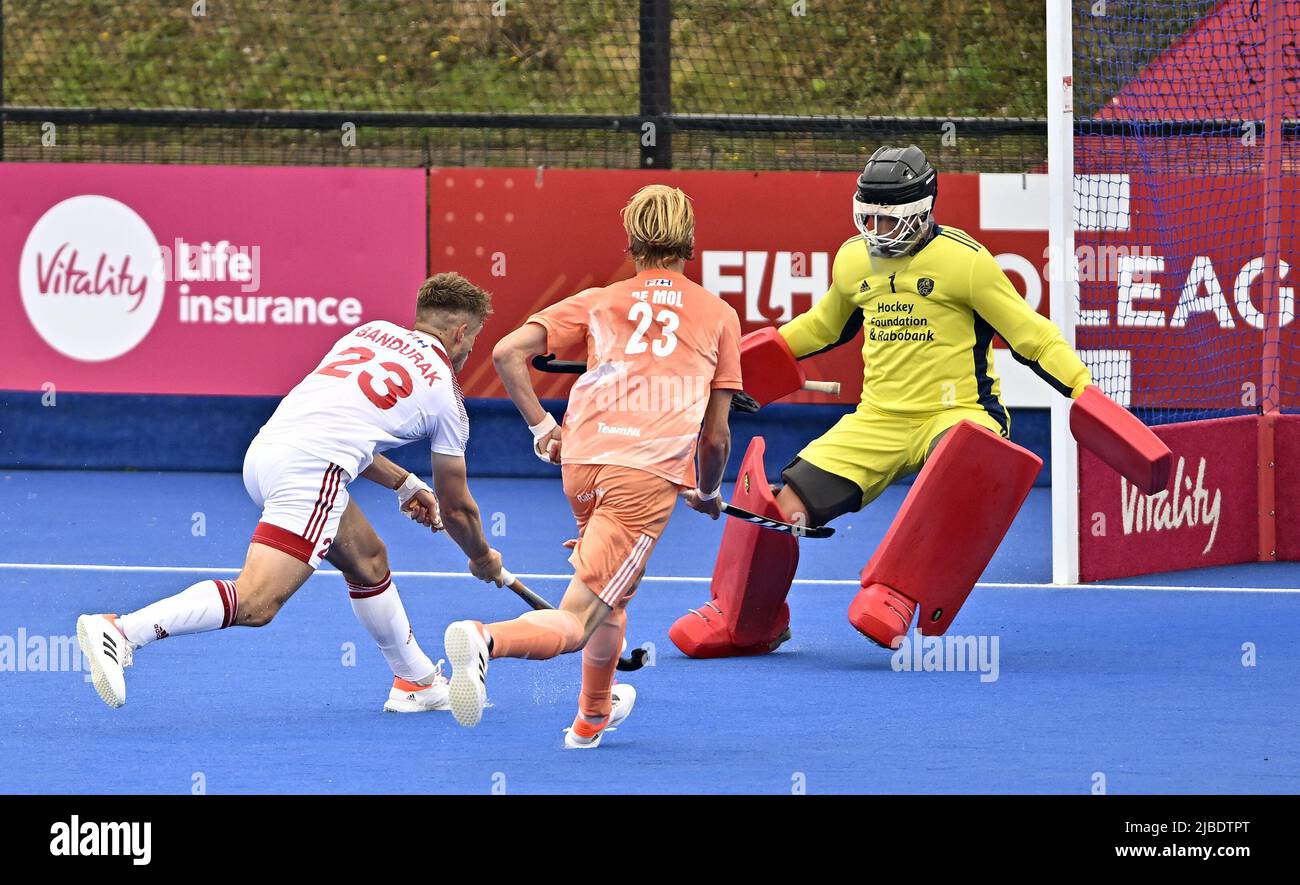 Stratford, Großbritannien. 05.. Juni 2022. England V Niederlande Herren FIH Pro League. Lee Valley Hockey Center. Stratford. Nick Bandurak (England, 23) bringt den Ball an Maurits Visser (Niederlande, Torwart) vorbei und erzielt beim England V Netherlands Mens FIH Pro League Hockeyspiel das Tor 1.. Kredit: Sport In Bildern/Alamy Live Nachrichten Stockfoto