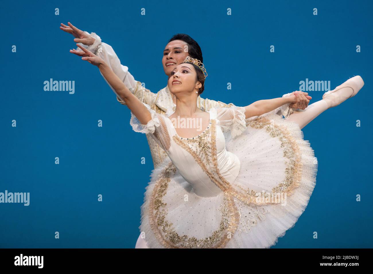 Moskau, Russland. 5.. Juni, 2022 Kanazashi Jotaro (Japan) und Shibagaki Miu (Japan) treten im Pas de deux von Prinzessin Aurora und Prinz Desire aus dem Ballett „die schlafende Schönheit“ am zweiten Tag der ersten Tourneekomposition des Internationalen Wettbewerbs der Balletttänzer 14. im Bolschoi-Theater in Moskau, Russland, auf Stockfoto