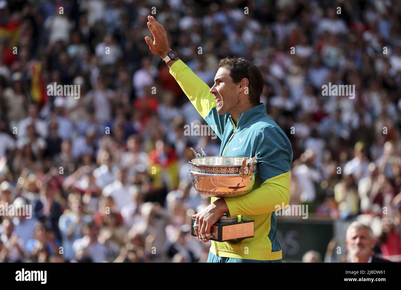 Paris, Frankreich - 05/06/2022, Gewinner Rafael Nadal aus Spanien während der Trophäenzeremonie des Herrenfinales am 15. Tag von Roland-Garros 2022, French Open 2022, zweites Grand Slam Tennisturnier der Saison am 5. Juni 2022 im Roland-Garros Stadion in Paris, Frankreich - Foto: Jean Catuffe/DPPI/LiveMedia Stockfoto