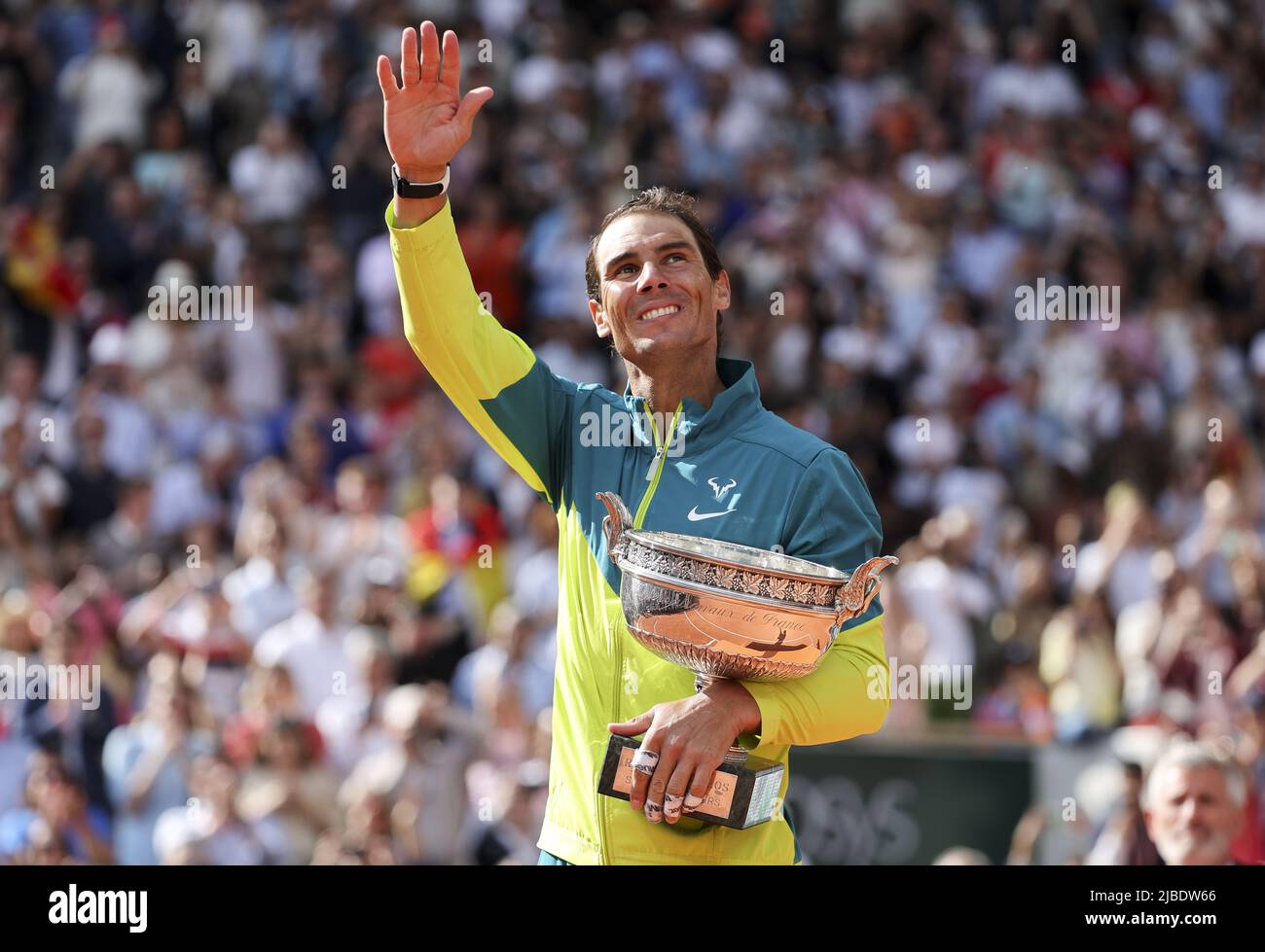 Paris, Frankreich - 05/06/2022, Gewinner Rafael Nadal aus Spanien während der Trophäenzeremonie des Herrenfinales am 15. Tag von Roland-Garros 2022, French Open 2022, zweites Grand Slam Tennisturnier der Saison am 5. Juni 2022 im Roland-Garros Stadion in Paris, Frankreich - Foto: Jean Catuffe/DPPI/LiveMedia Stockfoto