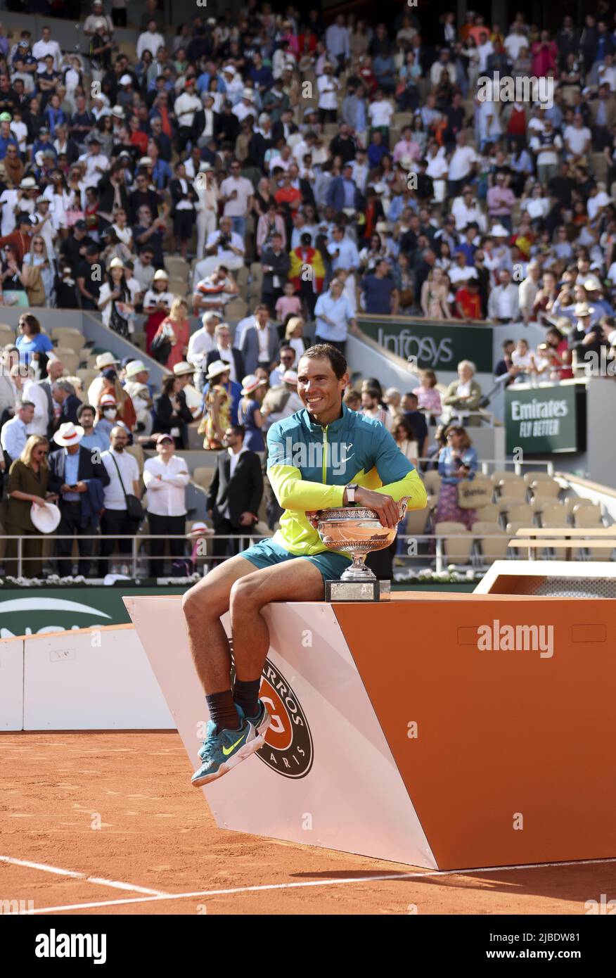 Paris, Frankreich - 05/06/2022, Gewinner Rafael Nadal aus Spanien während der Trophäenzeremonie des Herrenfinales am 15. Tag von Roland-Garros 2022, French Open 2022, zweites Grand Slam Tennisturnier der Saison am 5. Juni 2022 im Roland-Garros Stadion in Paris, Frankreich - Foto: Jean Catuffe/DPPI/LiveMedia Stockfoto