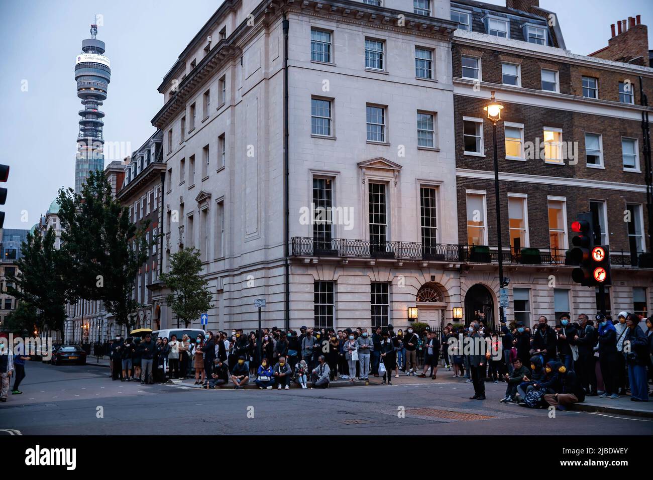 London, Großbritannien. 04.. Juni 2022. Die Demonstranten sahen, wie sie sich während der Gedenkfeier zum Gedenken an den 33.. Jahrestag der Pro-Demokratie-Bewegung 1989 und des Massakers auf dem Platz des Himmlischen Friedens vor der chinesischen Botschaft in London versammelten. (Foto von May James/SOPA Images/Sipa USA) Quelle: SIPA USA/Alamy Live News Stockfoto