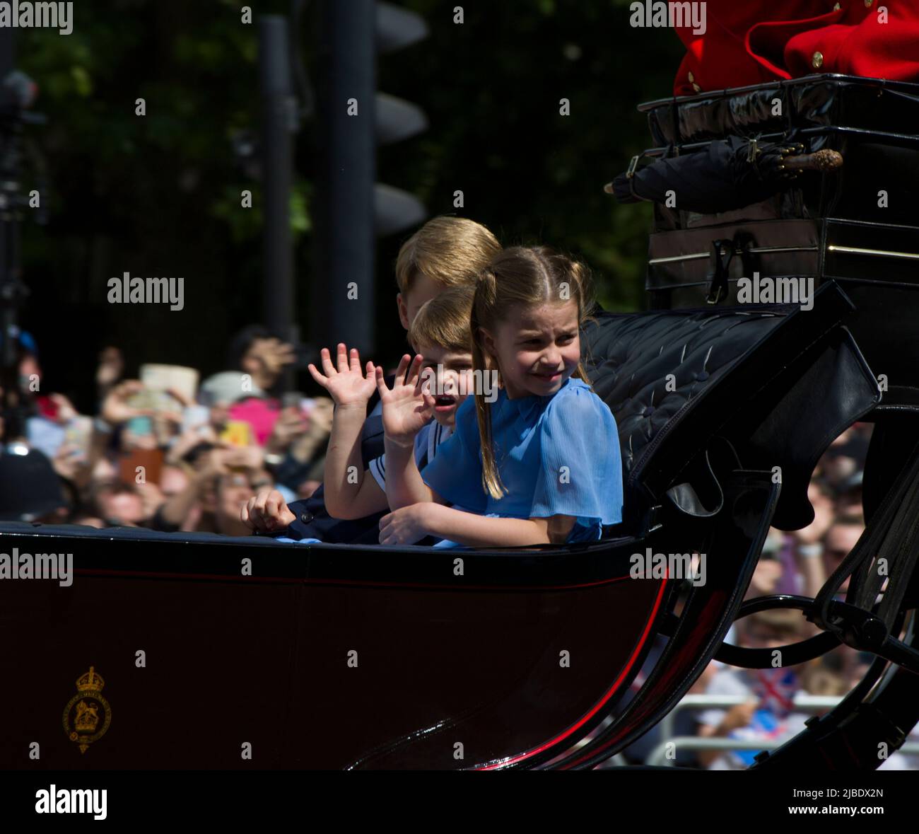 Prinz Louis Prinzessin Charlotte in offener Kutsche winkt, um das Platinum Jubilee Trooping the Color The Mall London der Königin zu drängen Stockfoto