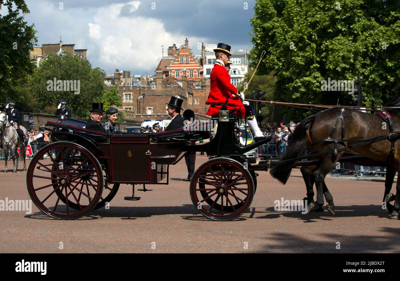 Der Herzog und die Herzogin von Gloucester fahren in einer offenen Kutsche das Platinum Jubilee der Königin, das Colour Colour The Mall London Stockfoto