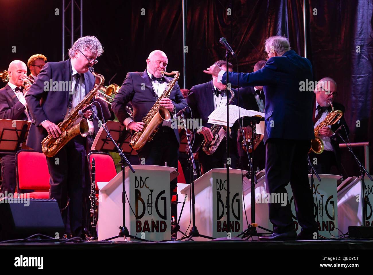 Lyme Regis, Dorset, Großbritannien. 5.. Juni 2022. Die BBC Big Band spielt ein Platinum Jubilee Konzert am Strand im Badeort Lyme Regis in Dorset. Bildnachweis: Graham Hunt/Alamy Live News Stockfoto