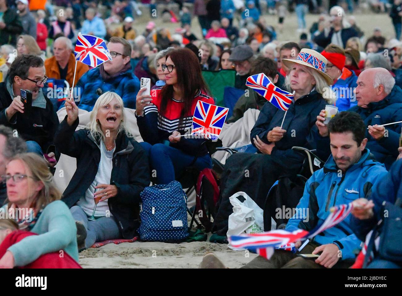 Lyme Regis, Dorset, Großbritannien. 5.. Juni 2022. Ein großes Publikum genießt das Platinum Jubilee Konzert der BBC Big Band am Strand im Badeort Lyme Regis in Dorset. Bildnachweis: Graham Hunt/Alamy Live News Stockfoto