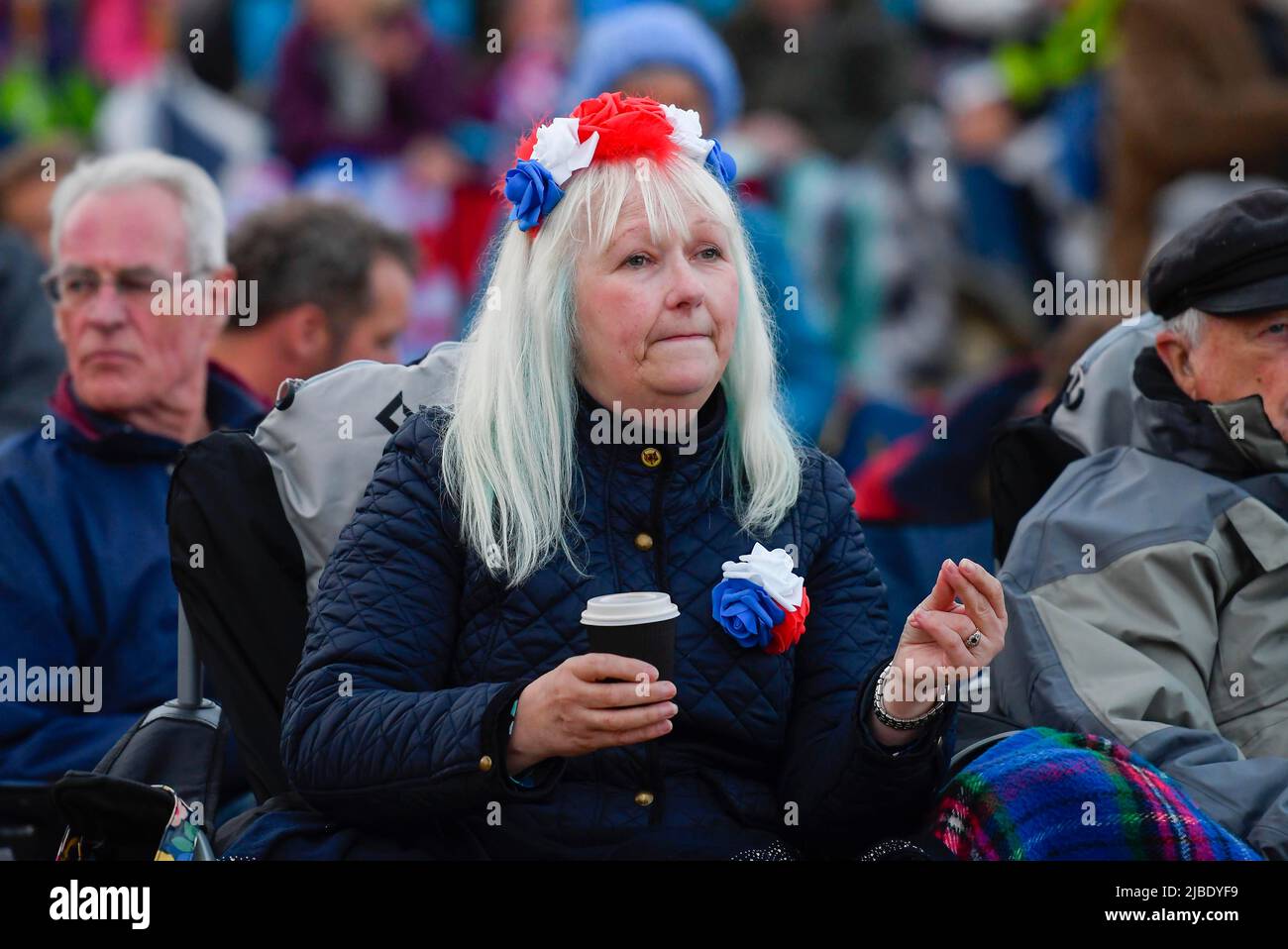 Lyme Regis, Dorset, Großbritannien. 5.. Juni 2022. Ein großes Publikum genießt das Platinum Jubilee Konzert der BBC Big Band am Strand im Badeort Lyme Regis in Dorset. Bildnachweis: Graham Hunt/Alamy Live News Stockfoto