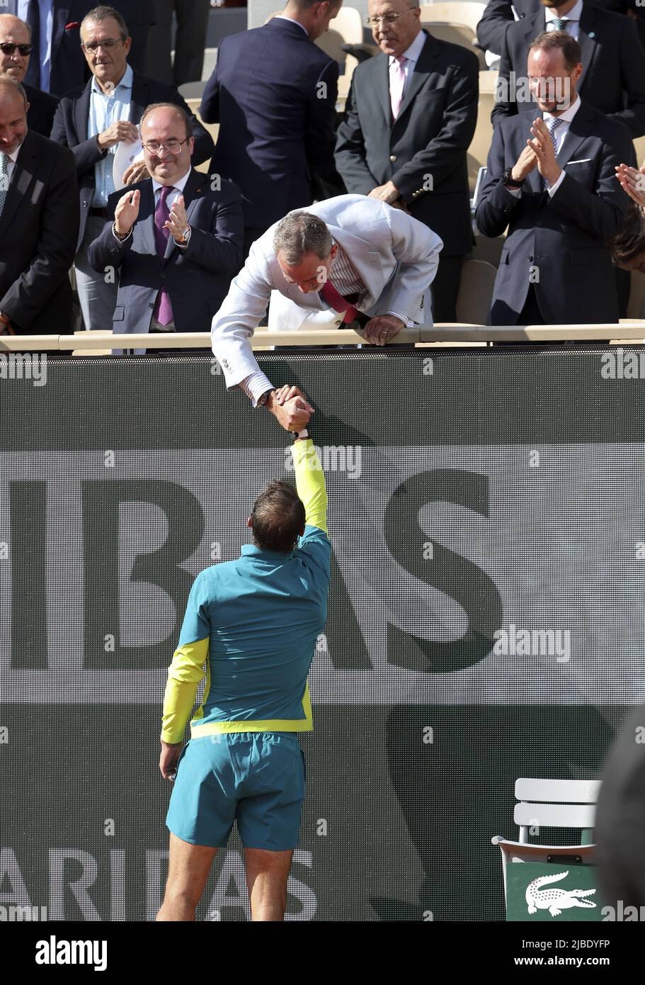 Paris, Frankreich - 05/06/2022, Gewinner Rafael Nadal begrüßt König von Spanien, Kronprinz Haakon von Norwegen nach dem Herrenfinale am 15. Tag von Roland-Garros 2022, French Open 2022, zweites Grand Slam Tennisturnier der Saison am 5. Juni 2022 im Roland-Garros-Stadion in Paris, Frankreich - Foto: Jean Catuffe/DPPI/LiveMedia Stockfoto