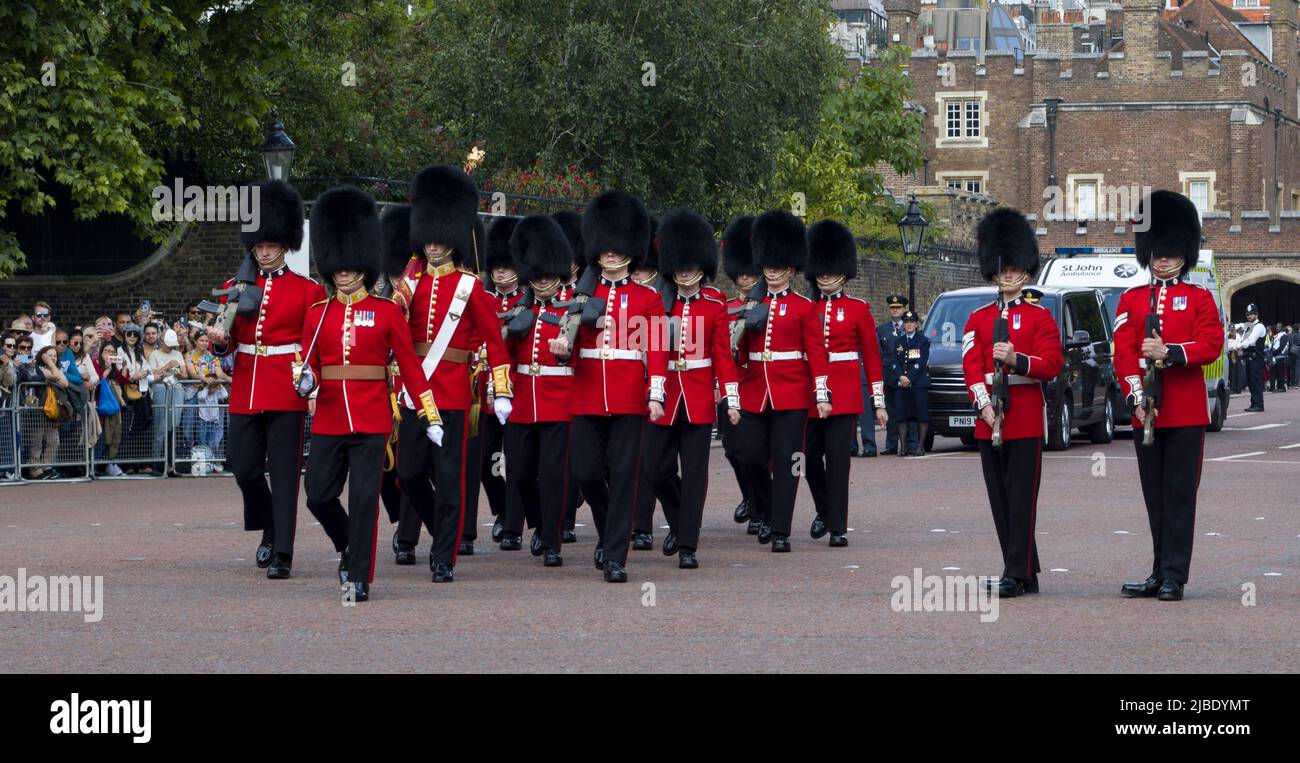 Irische Wachmänner bei der Parade der Farbe das Platinum Jubilee der Königin Trooping die Farbe Farbe die Mall London Stockfoto