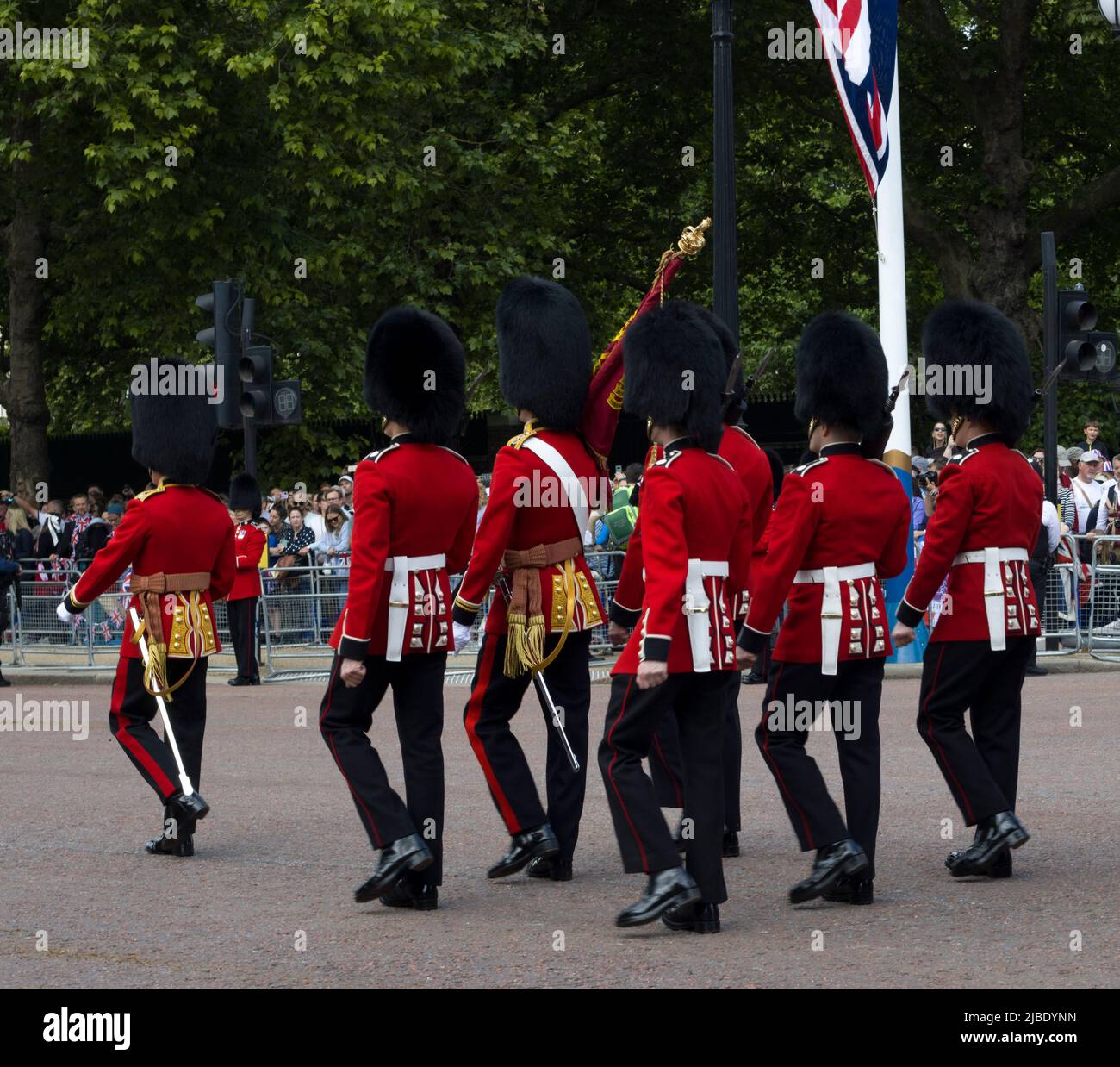 Irish Guards Parading the Color das Platinum Jubilee der Königin Trooping The Color die Mall London Stockfoto
