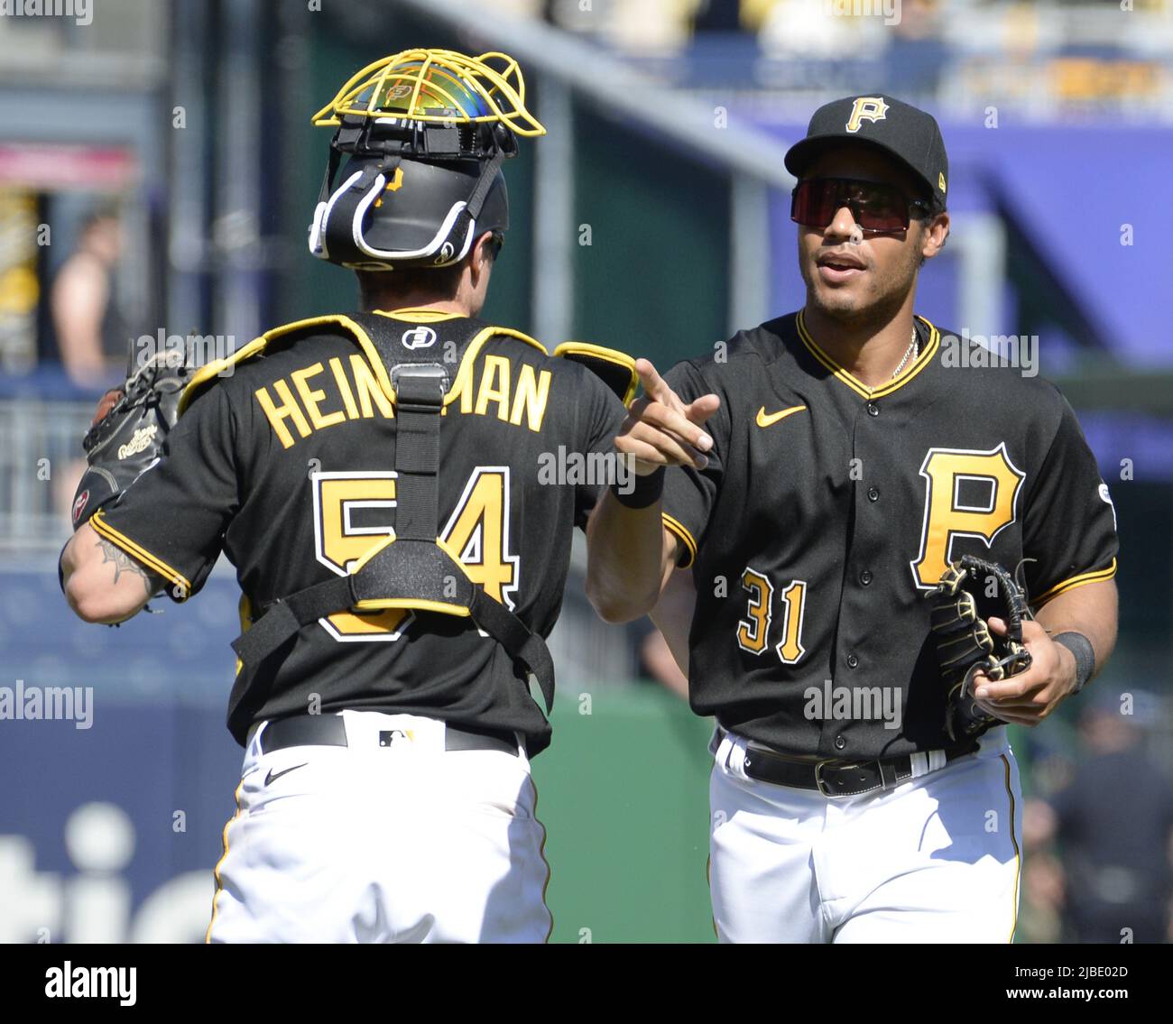 Pittsburgh, Usa. 05.. Juni 2022. Pittsburgh Pirates Right Fielder Cal Mitchell (31) feiert am Sonntag, den 5. Juni 2022 in Pittsburgh, den 3-0. Sieg gegen die Arizona Diamondbacks mit Pittsburgh Pirates Catcher Tyler Heineman (54) im PNC Park. Foto von Archie Corper/UPI Credit: UPI/Alamy Live News Stockfoto
