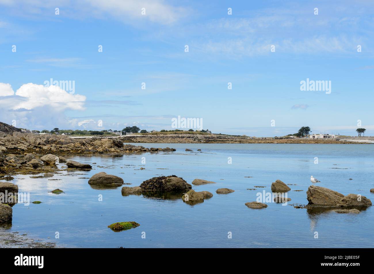 Blauer Himmel und ruhiges Meer, bretonische Küste bei Ebbe. Blick auf einen Teil der Küste in der Bretagne an einem Ort namens Saint Michèl France Juni 2022. Stockfoto