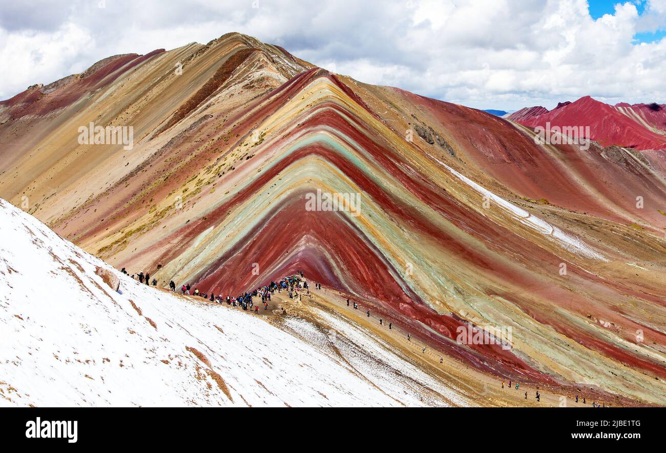 Regenbogengebirge oder Vinicunca Montana de Siete Colores mit Menschen, Cuzco Region in Peru, peruanische Anden, Panoramablick Stockfoto