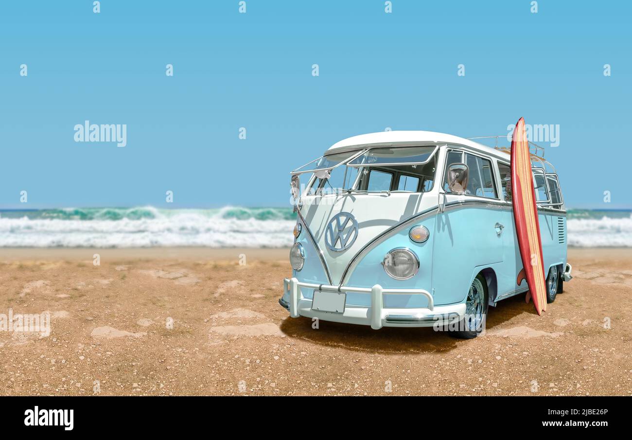 Acapulco - Mexiko – 16. Juli 2019: Calssic 1966 Volkswagen Bus mit Surfbrett-Frontansicht am Strand mit Meer und blauem Himmel im Hintergrund. Stockfoto