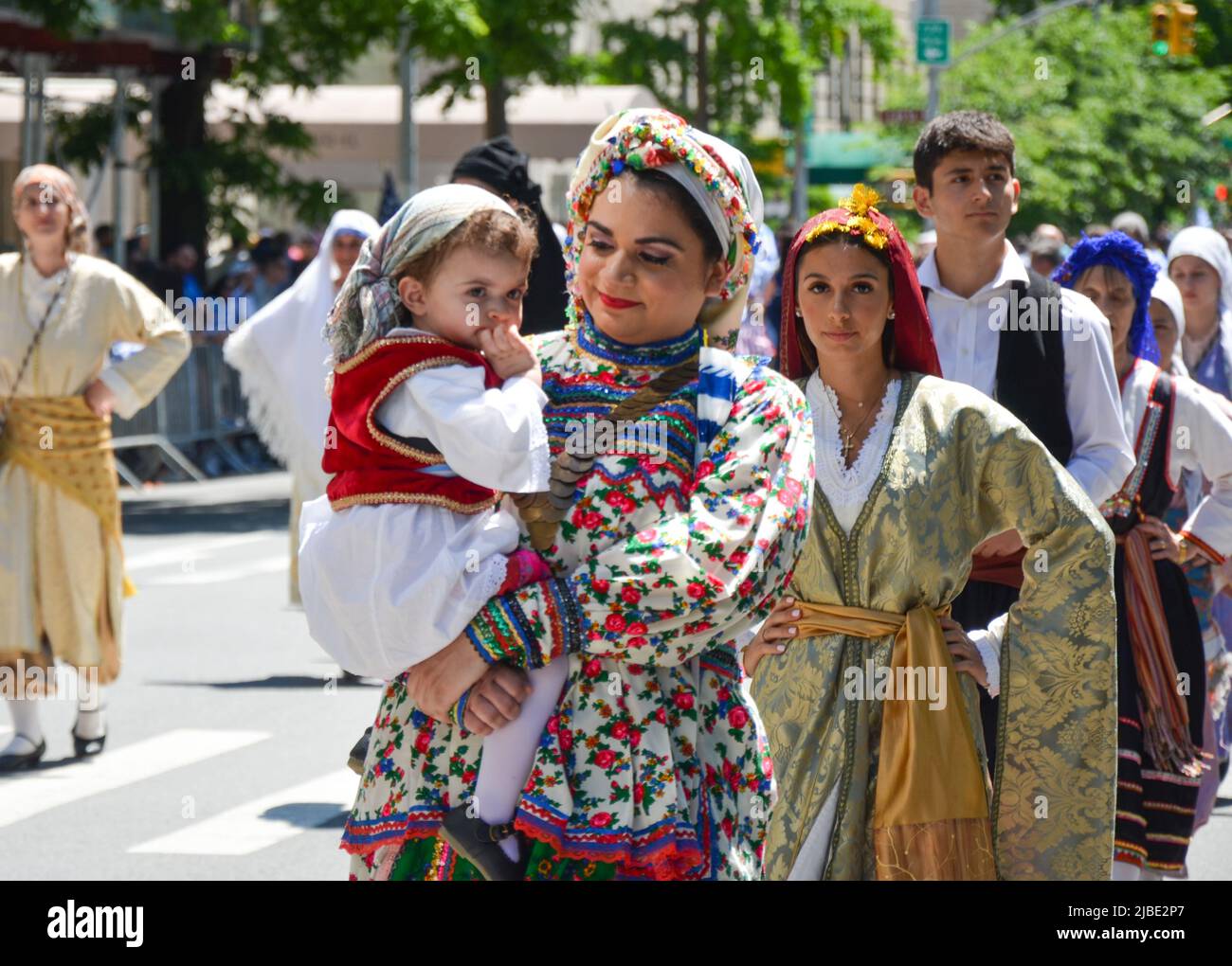 Der junge Teilnehmer mit seiner Mutter trägt traditionelle griechische Outfits, um die jährliche Parade zum griechischen Unabhängigkeitstag am 5. Juni 2022 in N zu feiern Stockfoto