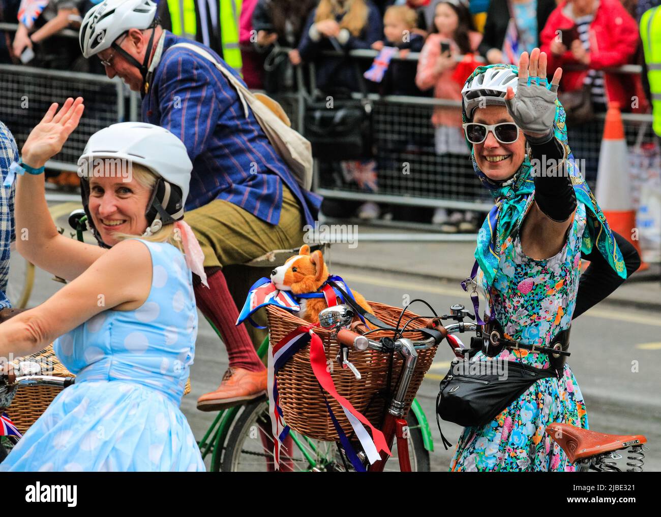 London, Großbritannien. 05.. Juni 2022. Die Teilnehmer einer Radsportgruppe lächeln in ihren 1950s Outfits. Der Platinum Jubilee Pageant umfasst 10.000 Teilnehmer in vier Akten, „für die Königin und das Land“, eine Militärparade, „die Zeit unseres Lebens“, die die 7 Jahrzehnte der Regierungszeit der Königin zeigt, darunter 150 „nationale Schätze“-Prominente und feiern Kultur, Musik und Mode, „Let's celebrate“, Und „Happy and Glorious“, die endgültige Form vor dem Buckingham Palace. Kredit: Imageplotter/Alamy Live Nachrichten Stockfoto