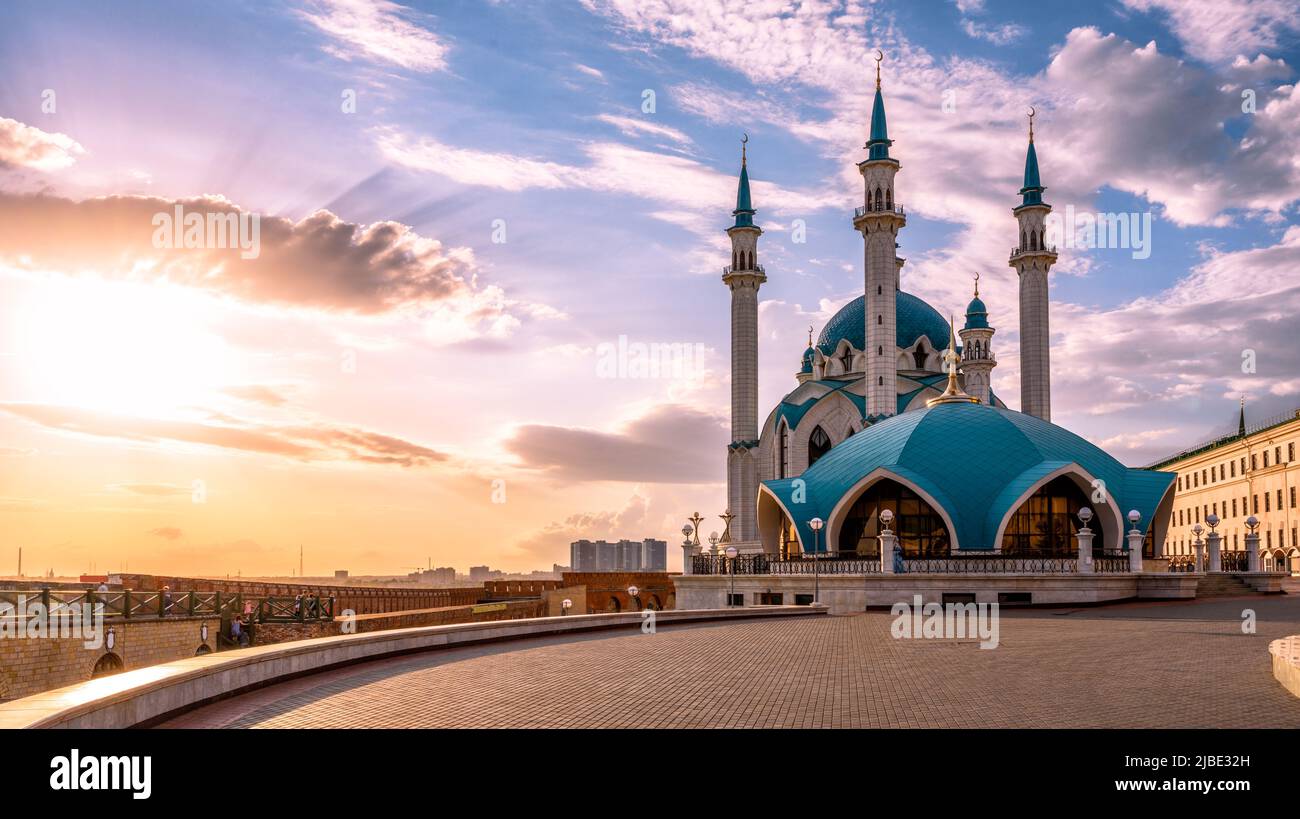 Kasan bei Sonnenuntergang, Tatarstan, Russland. Kul Sharif Moschee im Kasan Kreml, Wahrzeichen der Stadt im Sommer. Sonnige Aussicht auf ein schönes islamisches Gebäude in Kazan c Stockfoto