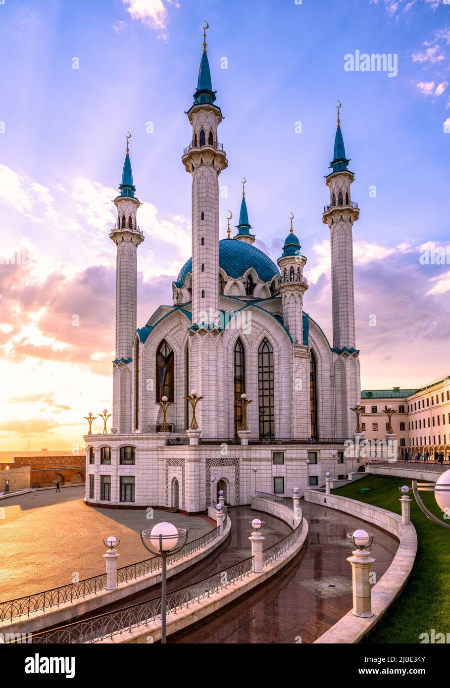 Kasan Kreml im Sommer, Tatarstan, Russland. Vertikale Ansicht der schönen Kul Sharif Moschee, Wahrzeichen von Kazan bei Sonnenuntergang, islamisches Gebäude und Sonne in Kazan CI Stockfoto