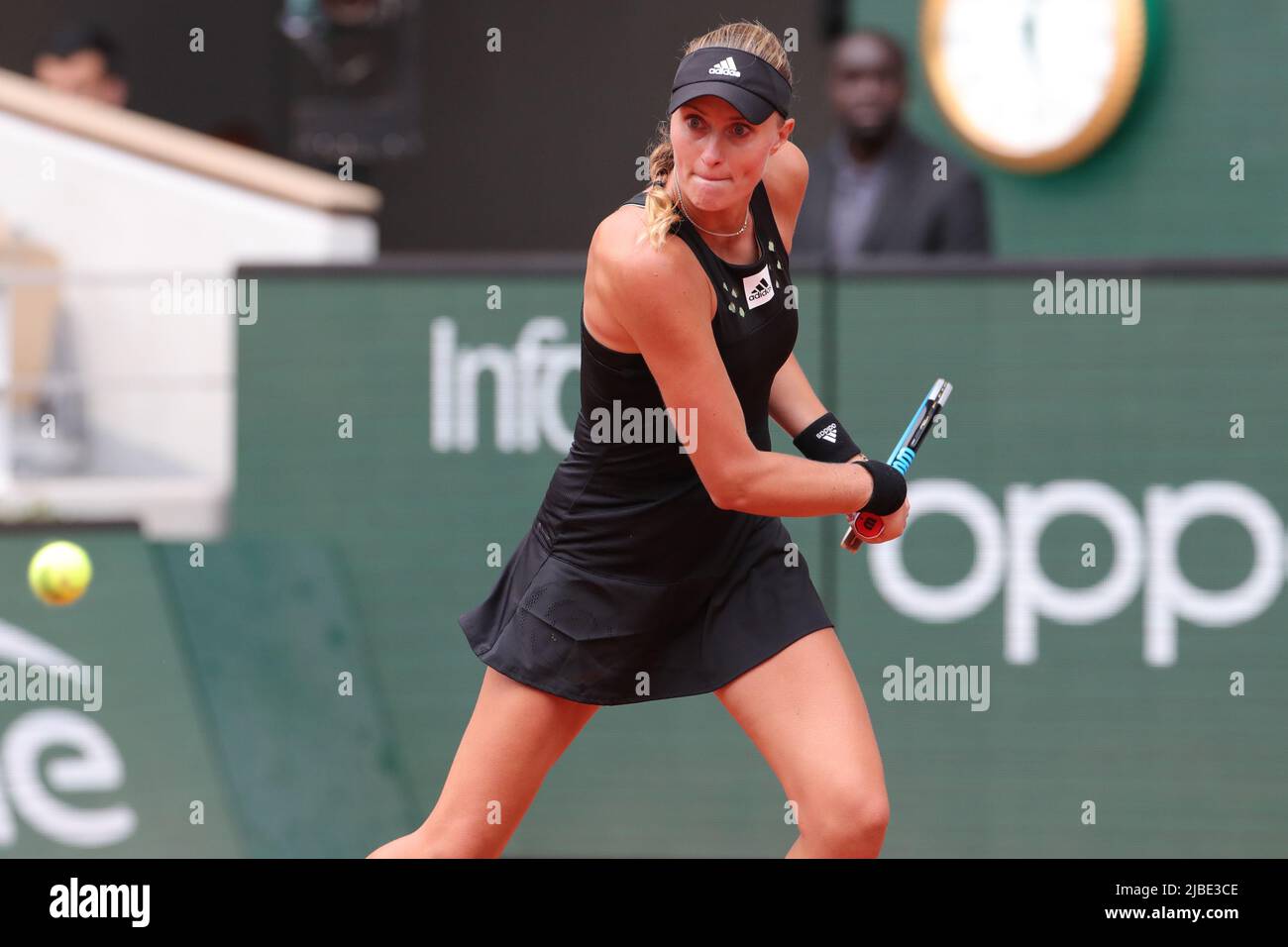 Paris, Frankreich: 5.. Juni 2022; Roland Garros, Paris, Frankreich: French Open Tennisturnier, Frauen-Doppel-Finale; Kristina Mladenovic im Einsatz gegen Coco Gauff (USA) und Jessica Pegula (USA) Stockfoto