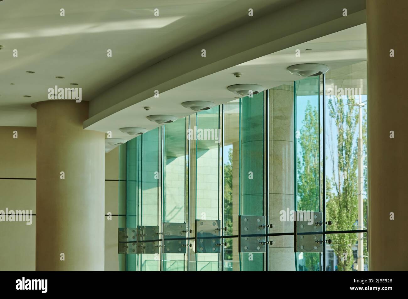 Rohre der Klimaanlage und Lüftung im Inneren eines öffentlichen Gebäudes Stockfoto
