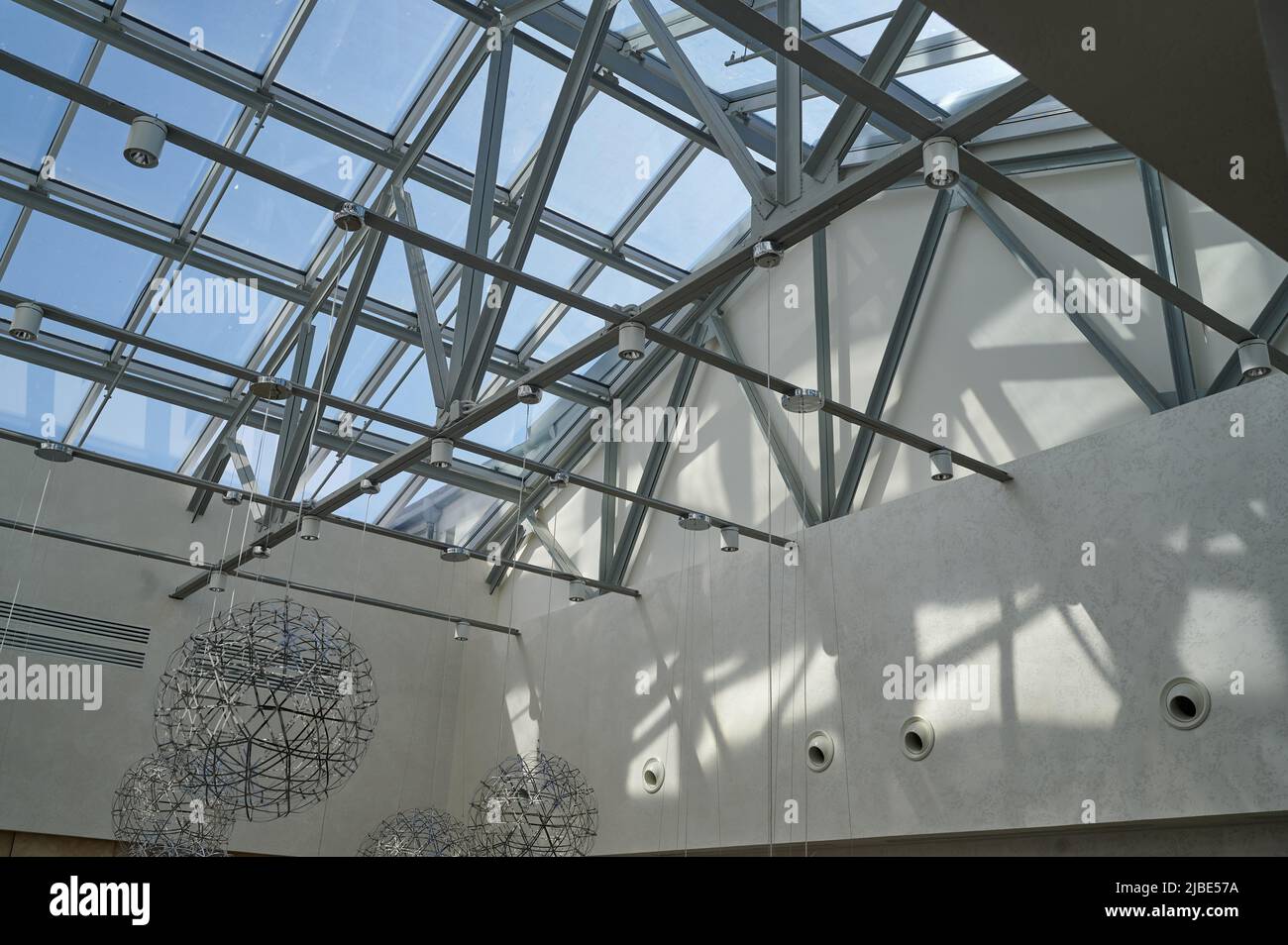 Glasdecke, durch die die Sonne eindringt, Metalldachbalken im Innenraum Stockfoto