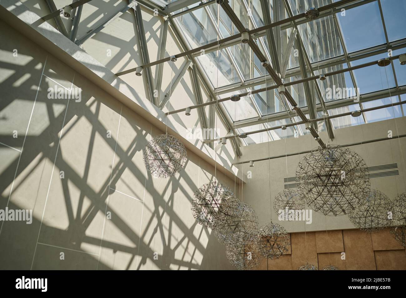 Glasdecke, durch die die Sonne eindringt, Metalldachbalken im Innenraum Stockfoto