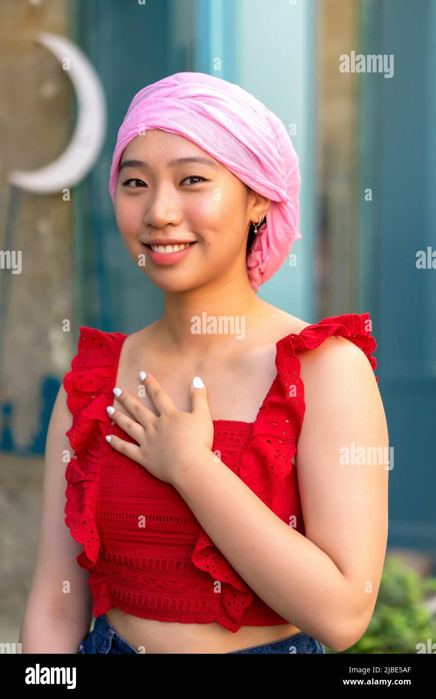 Kämpfen asiatische Frau mit ihrem Krebs Schal Stockfoto