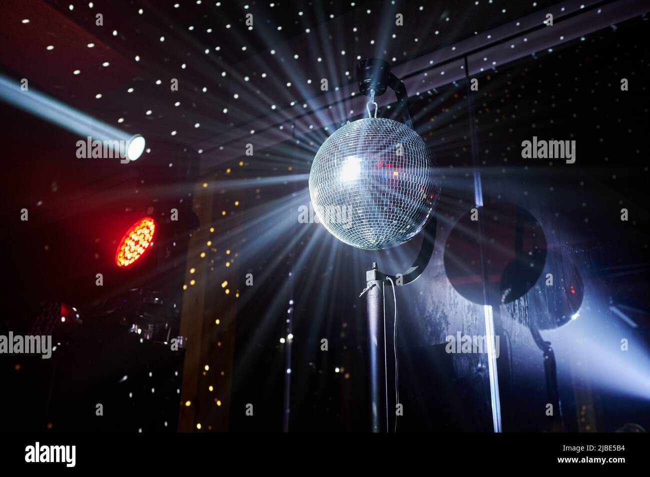 Spiegelkugel mit Lichtstrahlen, Club Light Musik Stockfoto