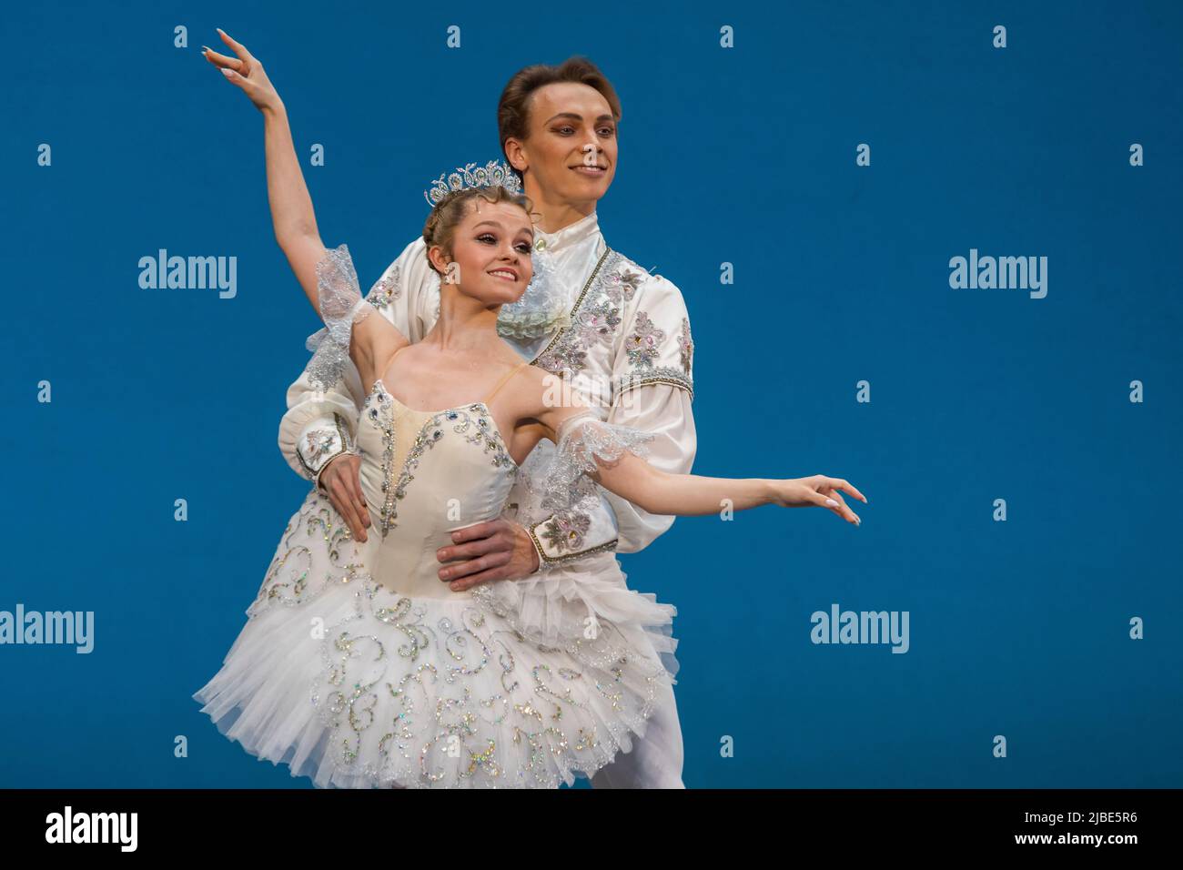 Moskau, Russland. 5.. Juni 2022 Pivkina Natalia und Stepan Kosygin treten im Pas de deux von Prinzessin Aurora und Prinz Desire aus dem Ballett „Dornröschen“ am zweiten Tag der ersten Tourneekomposition des Internationalen Wettbewerbs der Balletttänzer 14. im Bolschoi-Theater in Moskau auf, Russland Stockfoto