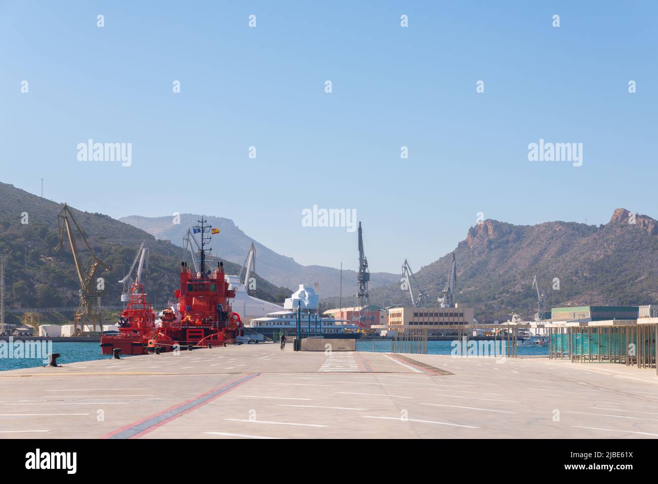 CARTAGENA, SPANIEN - 22. FEBRUAR 2019 Ein Rettungsschlepper, der zu Salvamento Maritimo, dem spanischen Seefahrtsort, gehört, vertäut in Puerto Comercial, Cartagena, Spanien Stockfoto