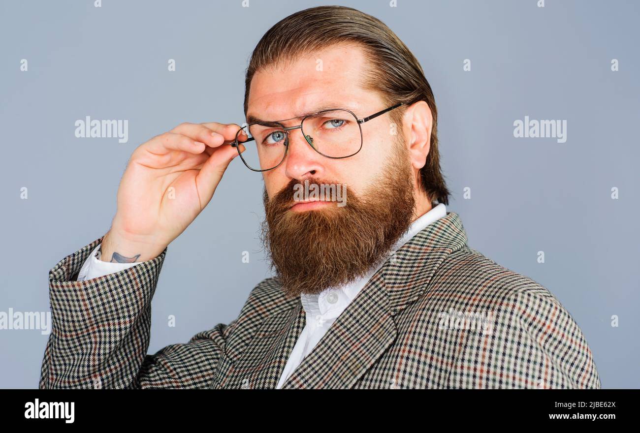 Schöner bärtiger Mann in Brille. Nachdenklicher Geschäftsmann in einer Brille. Männermode. Brillenwerbung. Stockfoto