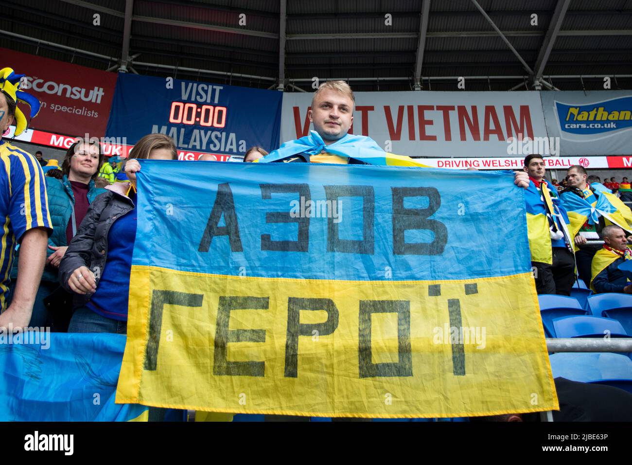 Cardiff, Wales, Großbritannien. 5.. Juni 2022. Ein ukrainischer Fan hält eine Flagge mit einer Botschaft, die die ukrainische Armee während des FIFA World Cup Play-off-Finalspiels zwischen Wales und der Ukraine im Cardiff City Stadium unterstützt. Kredit: Mark Hawkins/Alamy Live Nachrichten Stockfoto