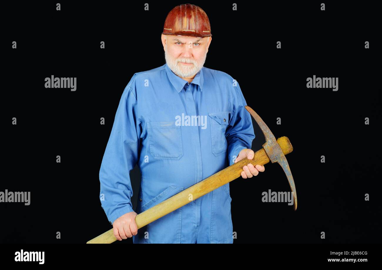 Arbeiter mit Spitzhacke. Bauarbeiter, Baumeister oder Bergmann mit Spitzhacke. Bergbau. Stockfoto