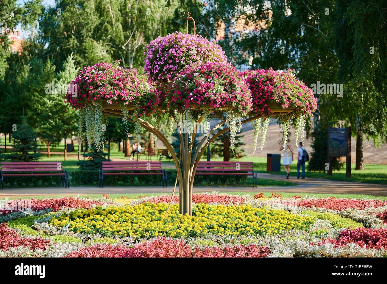 Blumenbeet mit Blumen im städtischen Landschaftspark für Erholung und Spaziergänge, blüht an einem warmen Sommertag Stockfoto