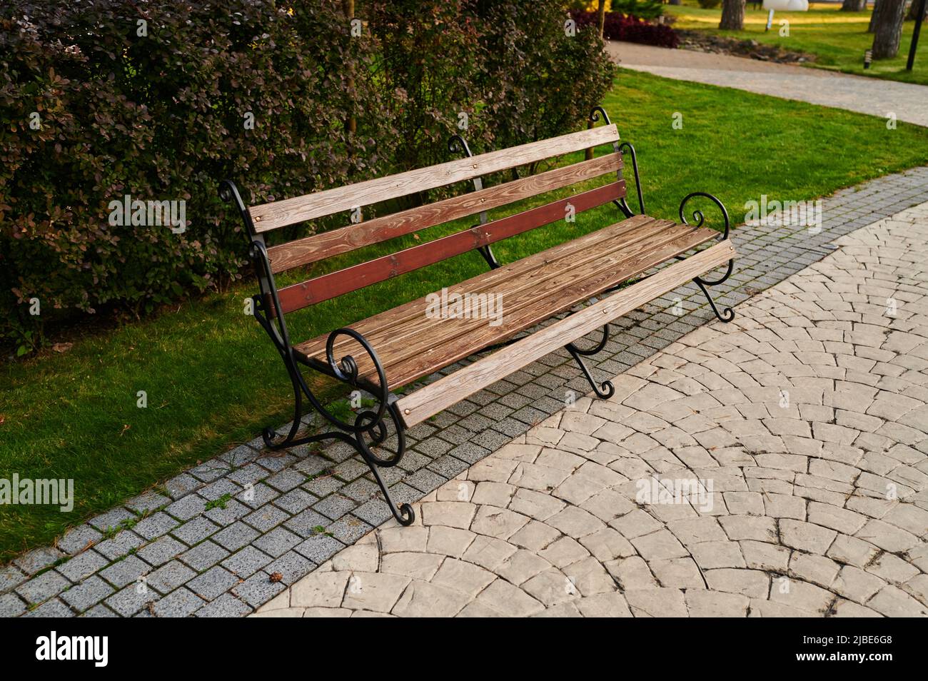 Holzsitze im Park mit Landschaftsgestaltung, Platz für Erholung im Freien Stockfoto