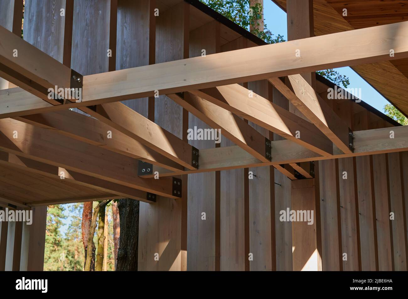 Bau eines Holzbalkens in der Innendekoration mit Metallbefestigungen in der Architektur, ein Designelement des Baus der Fassade des b Stockfoto