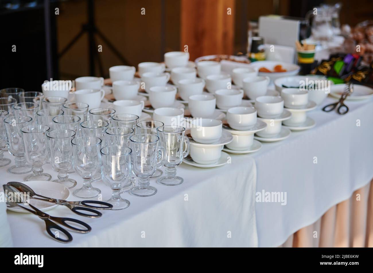 Geschirr und Kaffeepausen, Tassen für Kaffee und Tee für Catering für die Aufnahme von Gästen bei einer Veranstaltung in einem Restaurant Stockfoto