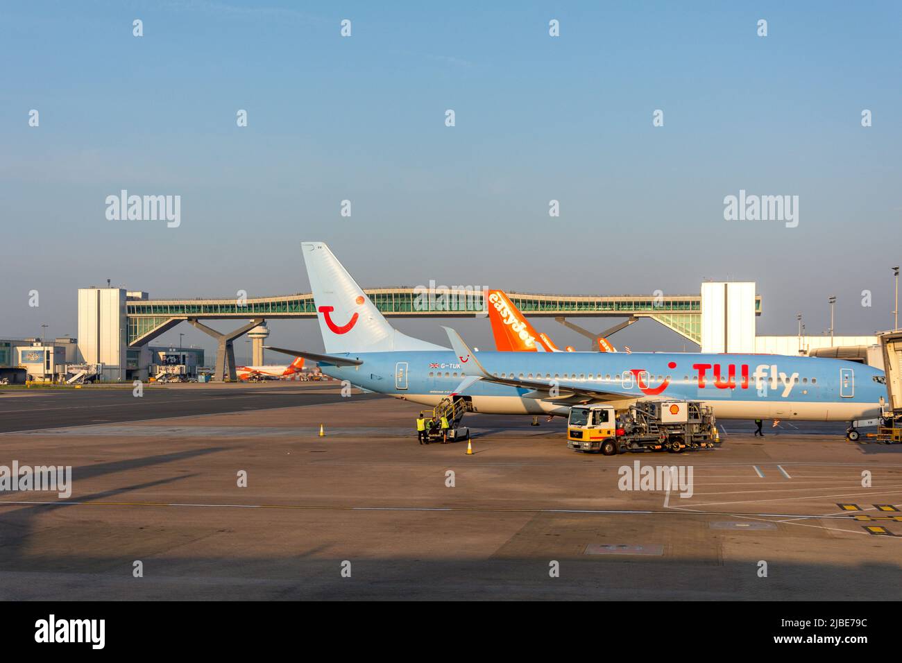 Überbrücken und Flugzeuge, Nordterminal, Flughafen London Gatwick, Crawley, West Sussex, England, Vereinigtes Königreich Stockfoto