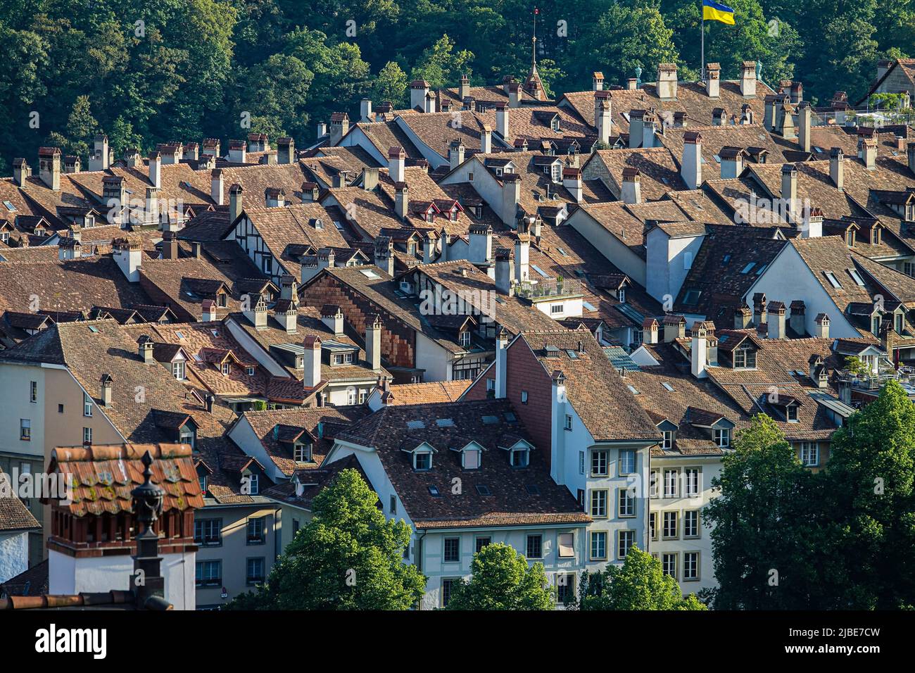Panoramablick auf die Berner Altstadt von oben im Rosengarten Stockfoto