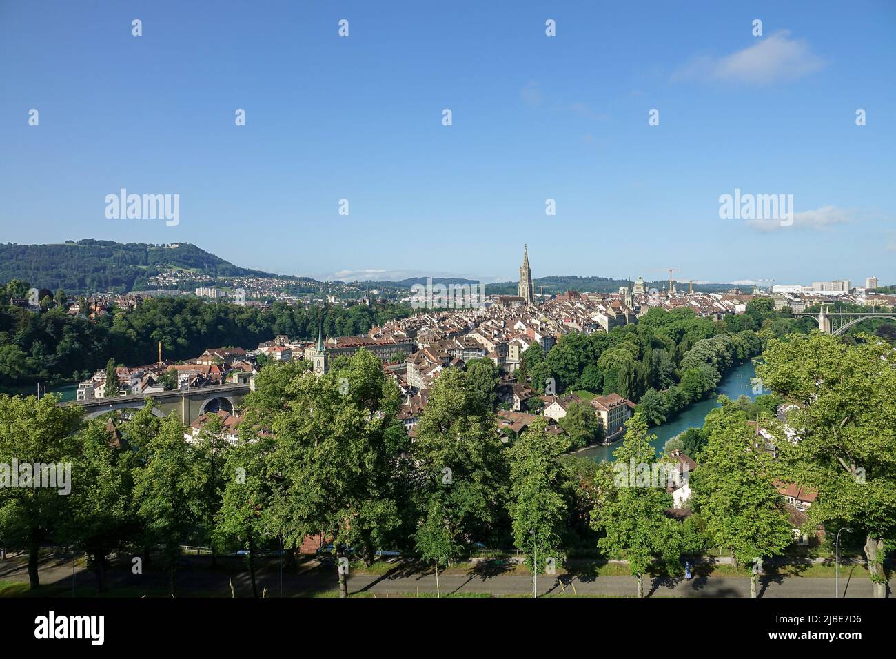 Panoramablick auf die Berner Altstadt von oben im Rosengarten Stockfoto