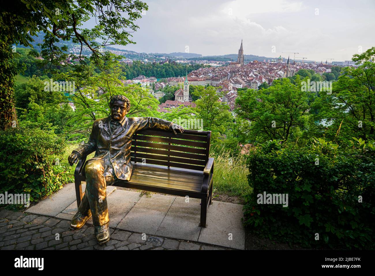 Statue des berühmten Wissenschaftlers Albert Einstein auf Rosengarten. Bern, Schweiz - Juni 2022 Stockfoto