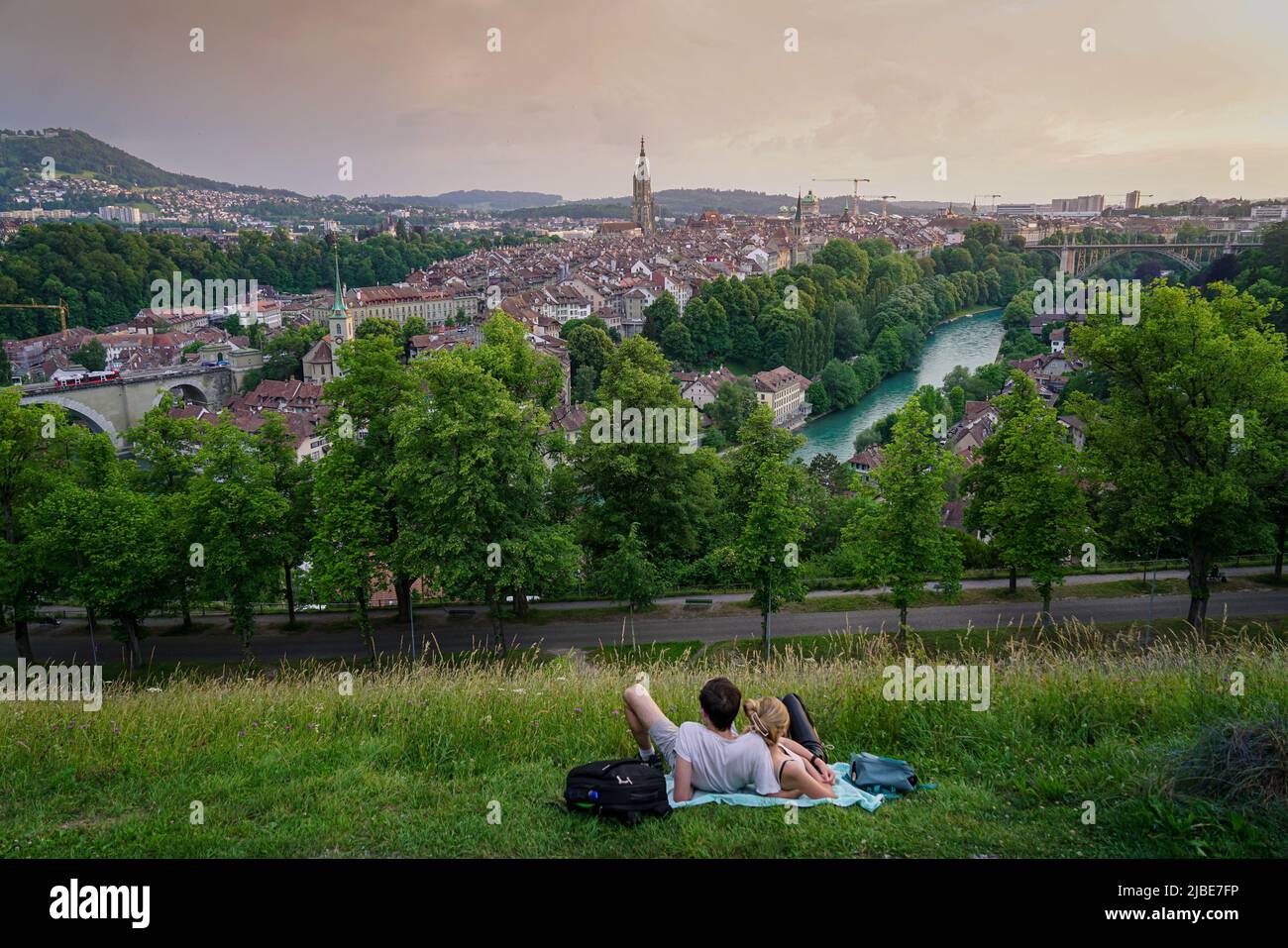 Die Menschen bewundern den herrlichen Panoramablick auf die Altstadt von Bern von oben. Bern, Schweiz - Juni 2022 Stockfoto